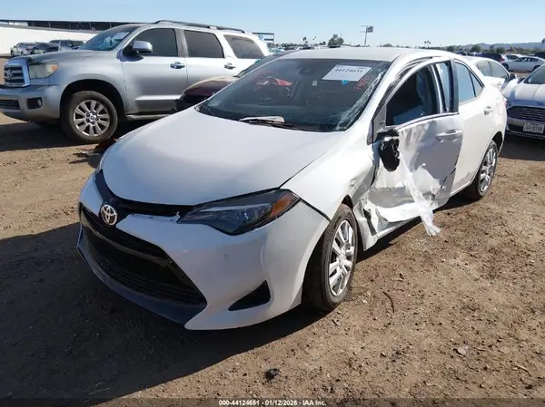 5YFBURHE8JP795646 2018 TOYOTA COROLLA - Image 2