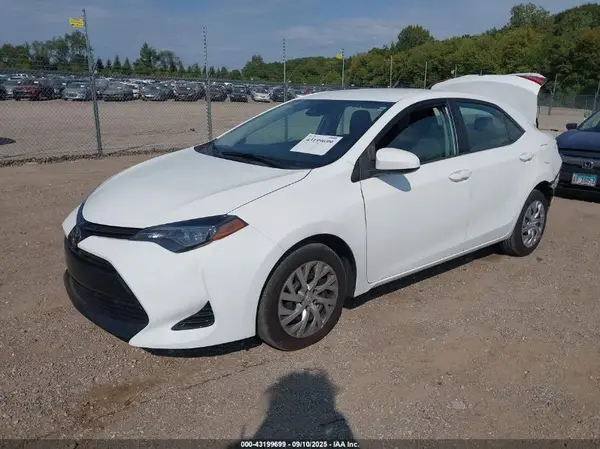 5YFBURHE8JP798949 2018 TOYOTA COROLLA - Image 2