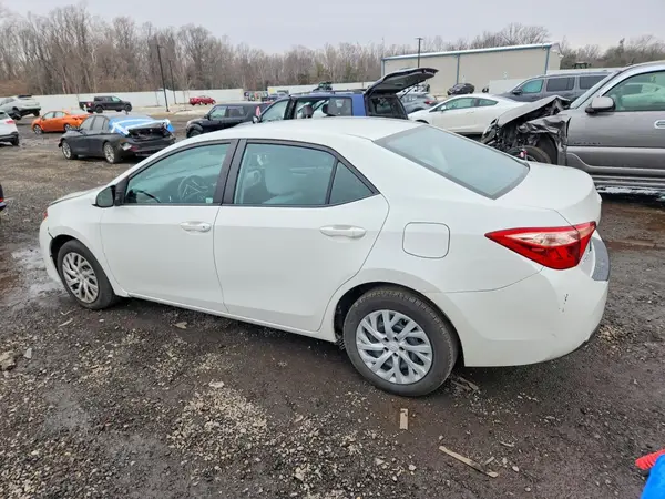 5YFBURHE8JP800277 2018 TOYOTA COROLLA - Image 2