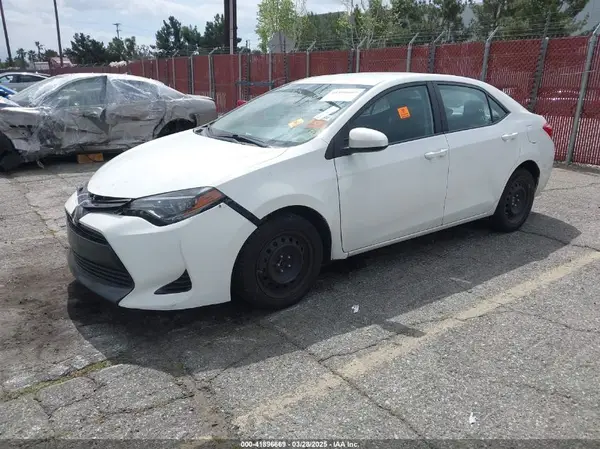 5YFBURHE8JP800344 2018 TOYOTA COROLLA - Image 2
