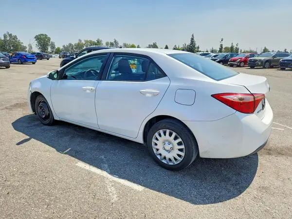 5YFBURHE8JP800974 2018 TOYOTA COROLLA - Image 2