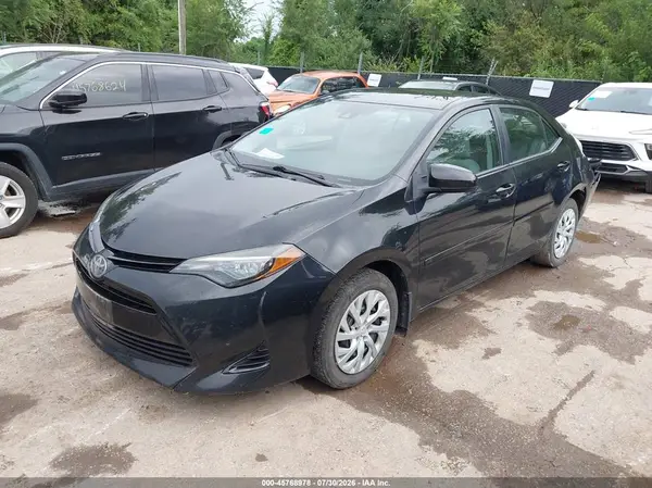 5YFBURHE8JP805561 2018 TOYOTA COROLLA - Image 2