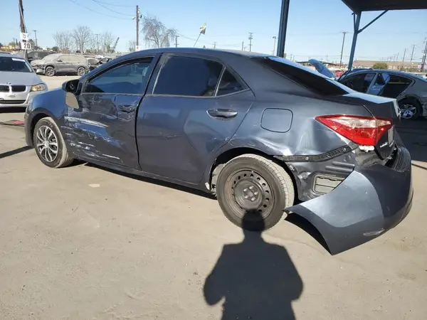 5YFBURHE8JP807973 2018 TOYOTA COROLLA - Image 2