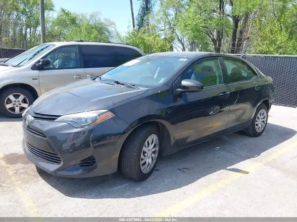 5YFBURHE8JP809920 2018 TOYOTA COROLLA - Image 2
