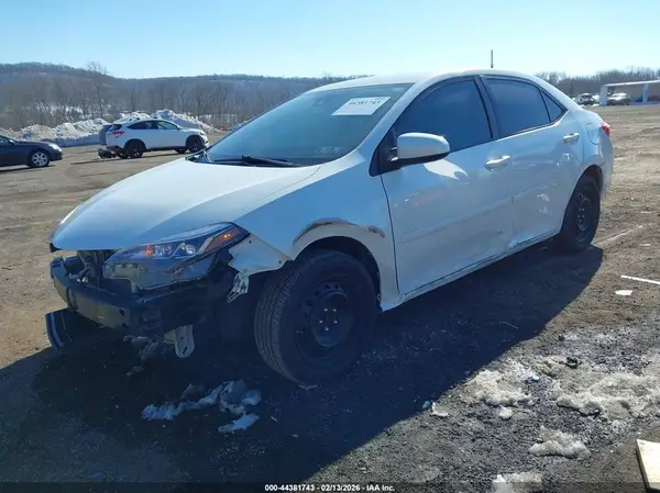 5YFBURHE8JP811117 2018 TOYOTA COROLLA - Image 2