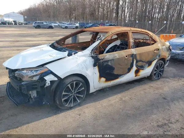5YFBURHE8JP811229 2018 TOYOTA COROLLA - Image 2