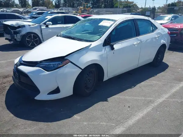 5YFBURHE8JP812672 2018 TOYOTA COROLLA - Image 2