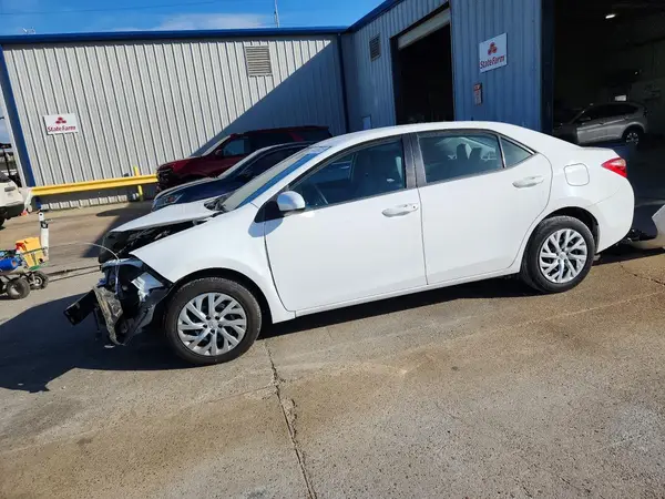 5YFBURHE8JP813207 2018 TOYOTA COROLLA - Image 1