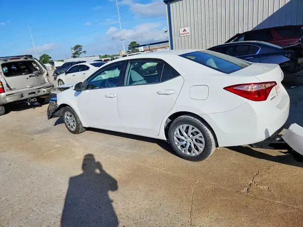 5YFBURHE8JP813207 2018 TOYOTA COROLLA - Image 2