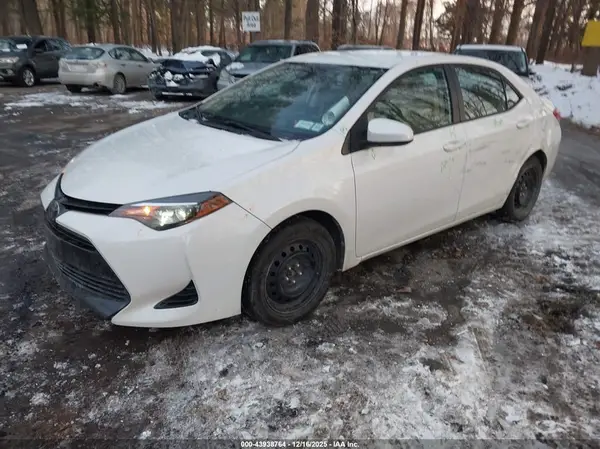 5YFBURHE8JP820089 2018 TOYOTA COROLLA - Image 2