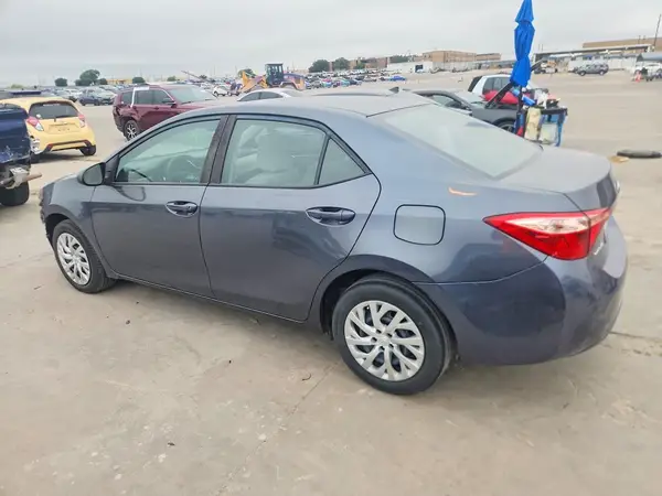 5YFBURHE8JP821968 2018 TOYOTA COROLLA - Image 2