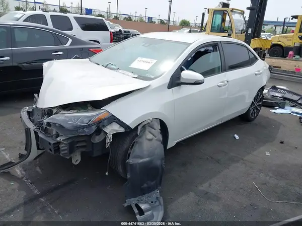 5YFBURHE8JP822568 2018 TOYOTA COROLLA - Image 2