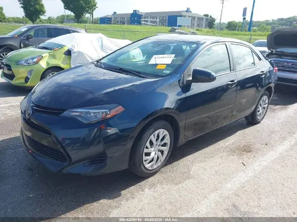 5YFBURHE8JP824336 2018 TOYOTA COROLLA - Image 2