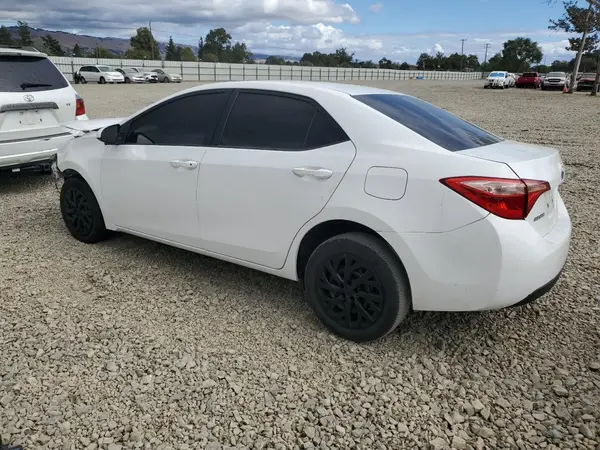 5YFBURHE8JP825499 2018 TOYOTA COROLLA - Image 2