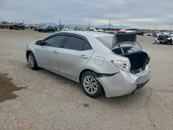 5YFBURHE8JP825843 2018 TOYOTA COROLLA - Image 2