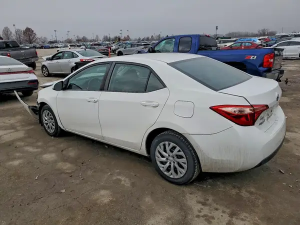 5YFBURHE8JP827267 2018 TOYOTA COROLLA - Image 2