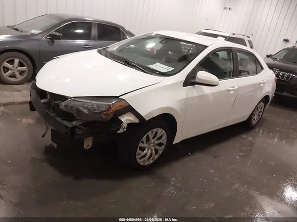 5YFBURHE8JP827446 2018 TOYOTA COROLLA - Image 2