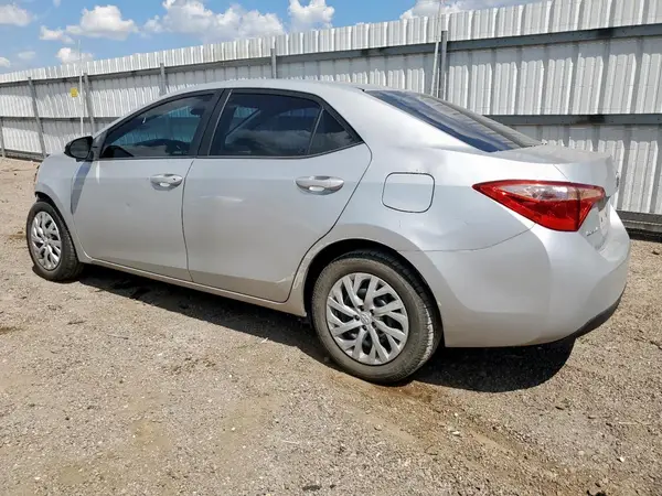 5YFBURHE8JP833277 2018 TOYOTA COROLLA - Image 2