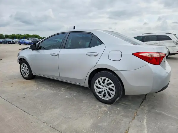 5YFBURHE8JP838141 2018 TOYOTA COROLLA - Image 2