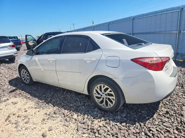 5YFBURHE8JP841170 2018 TOYOTA COROLLA - Image 2