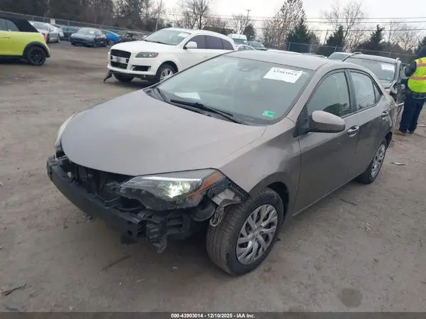 5YFBURHE8JP841458 2018 TOYOTA COROLLA - Image 2