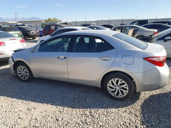 5YFBURHE8JP843825 2018 TOYOTA COROLLA - Image 2