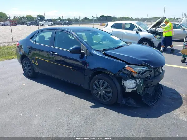 5YFBURHE8JP843887 2018 TOYOTA COROLLA - Image 1