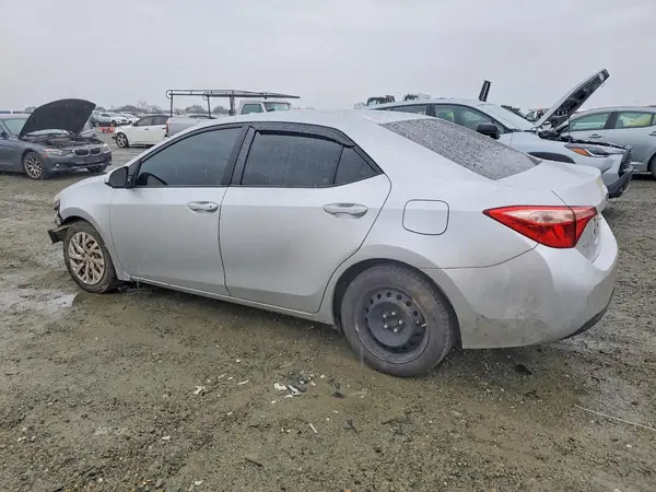 5YFBURHE8JP844652 2018 TOYOTA COROLLA - Image 2