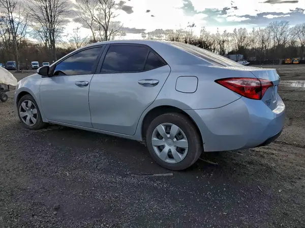 5YFBURHE8JP844912 2018 TOYOTA COROLLA - Image 2