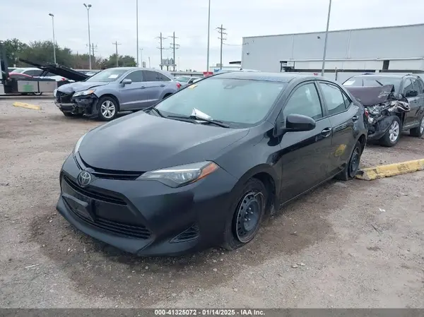 5YFBURHE8JP850502 2018 TOYOTA COROLLA - Image 2