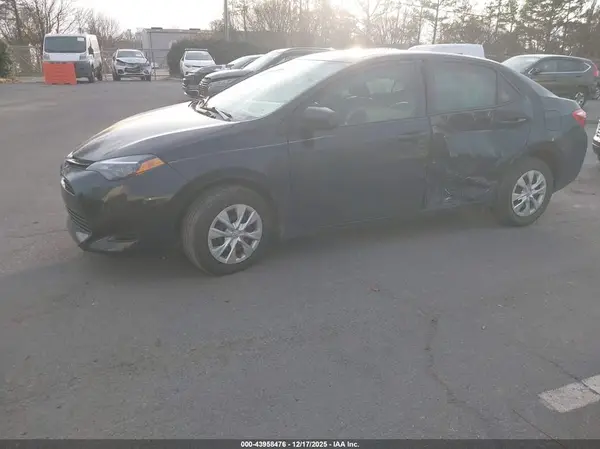 5YFBURHE8JP851391 2018 TOYOTA COROLLA - Image 2