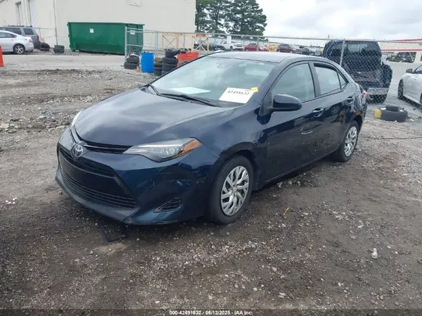 5YFBURHE8JP851438 2018 TOYOTA COROLLA - Image 2