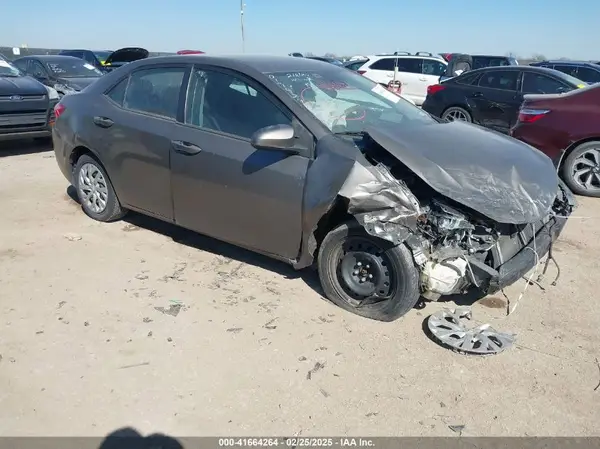 5YFBURHE8JP852069 2018 TOYOTA COROLLA - Image 1