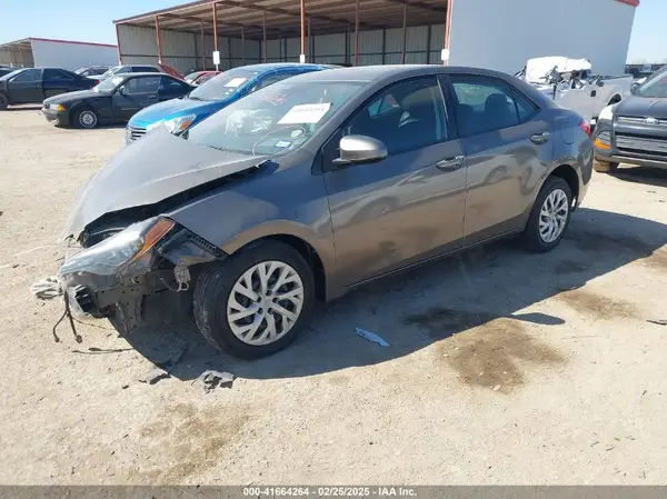 5YFBURHE8JP852069 2018 TOYOTA COROLLA - Image 2
