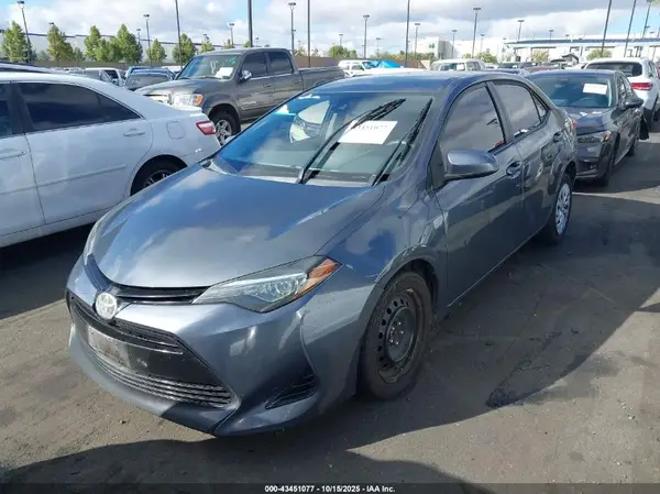 5YFBURHE8JP852623 2018 TOYOTA COROLLA - Image 2