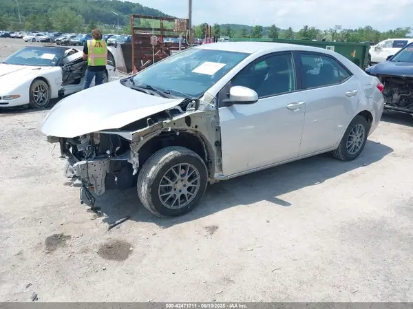5YFBURHE8JP854324 2018 TOYOTA COROLLA - Image 2