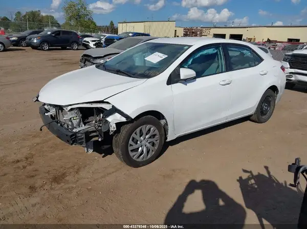 5YFBURHE8JP854968 2018 TOYOTA COROLLA - Image 2