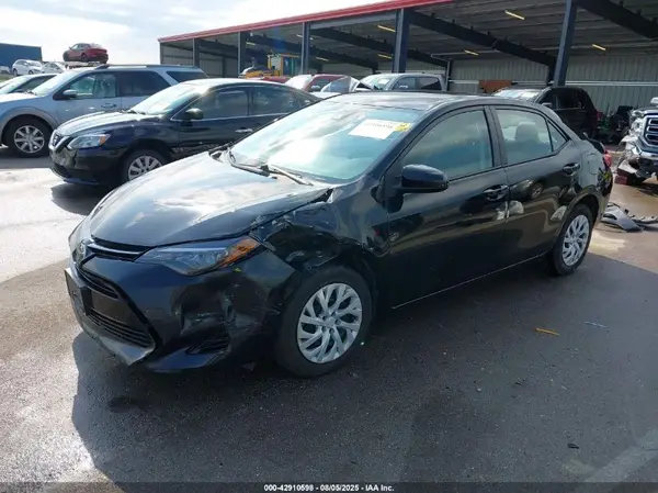 5YFBURHE8JP855618 2018 TOYOTA COROLLA - Image 2