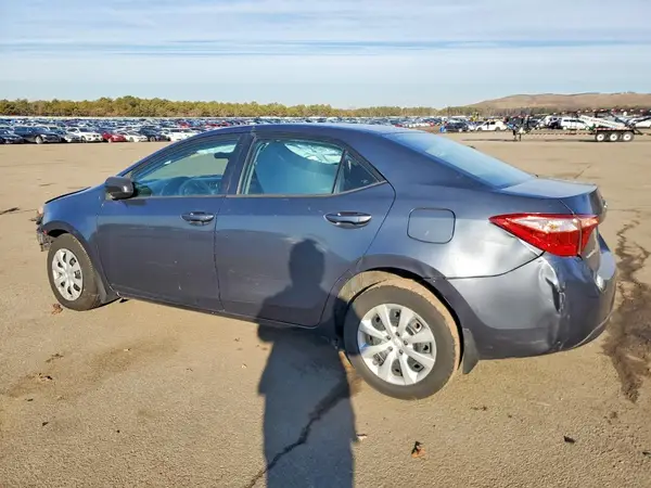 5YFBURHE8JP855666 2018 TOYOTA COROLLA - Image 2