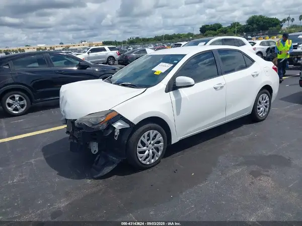 5YFBURHE8KP868399 2019 TOYOTA COROLLA - Image 2