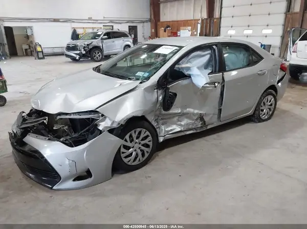 5YFBURHE8KP936782 2019 TOYOTA COROLLA - Image 2