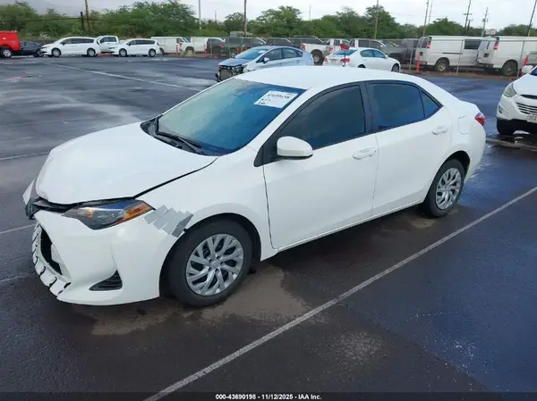 5YFBURHE8KP946812 2019 TOYOTA COROLLA - Image 2