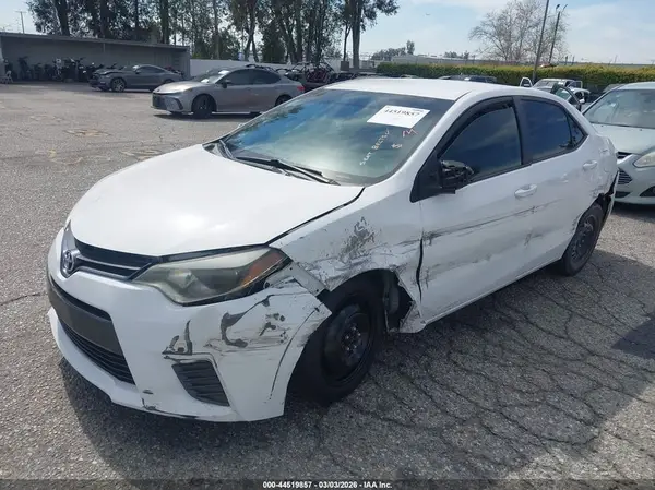 5YFBURHE9GP379615 2016 TOYOTA COROLLA - Image 2
