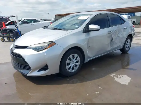 5YFBURHE9HP582604 2017 TOYOTA COROLLA - Image 2