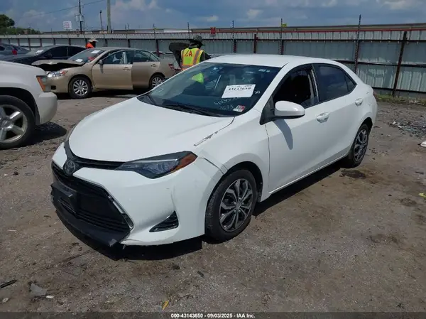 5YFBURHE9HP587673 2017 TOYOTA COROLLA - Image 2