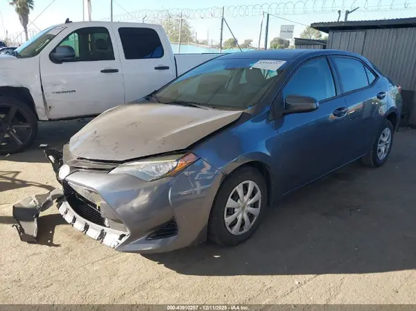 5YFBURHE9HP587916 2017 TOYOTA COROLLA - Image 2