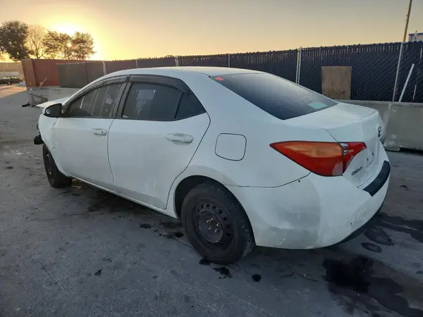 5YFBURHE9HP608635 2017 TOYOTA COROLLA - Image 2