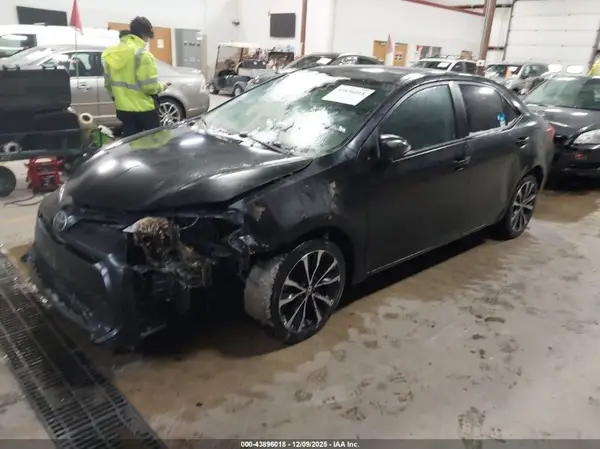 5YFBURHE9HP609221 2017 TOYOTA COROLLA - Image 2