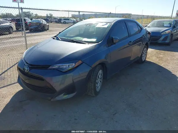 5YFBURHE9HP633471 2017 TOYOTA COROLLA - Image 2