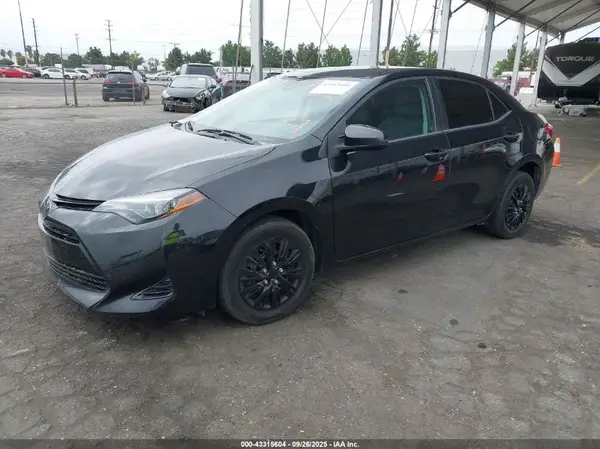 5YFBURHE9HP634989 2017 TOYOTA COROLLA - Image 2